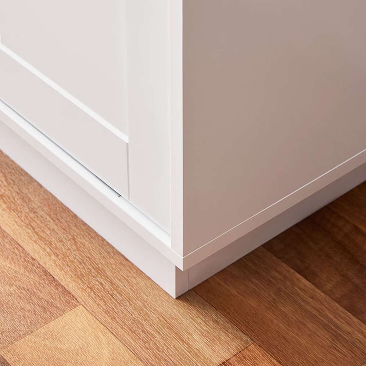 Eros Entertainment Unit - White