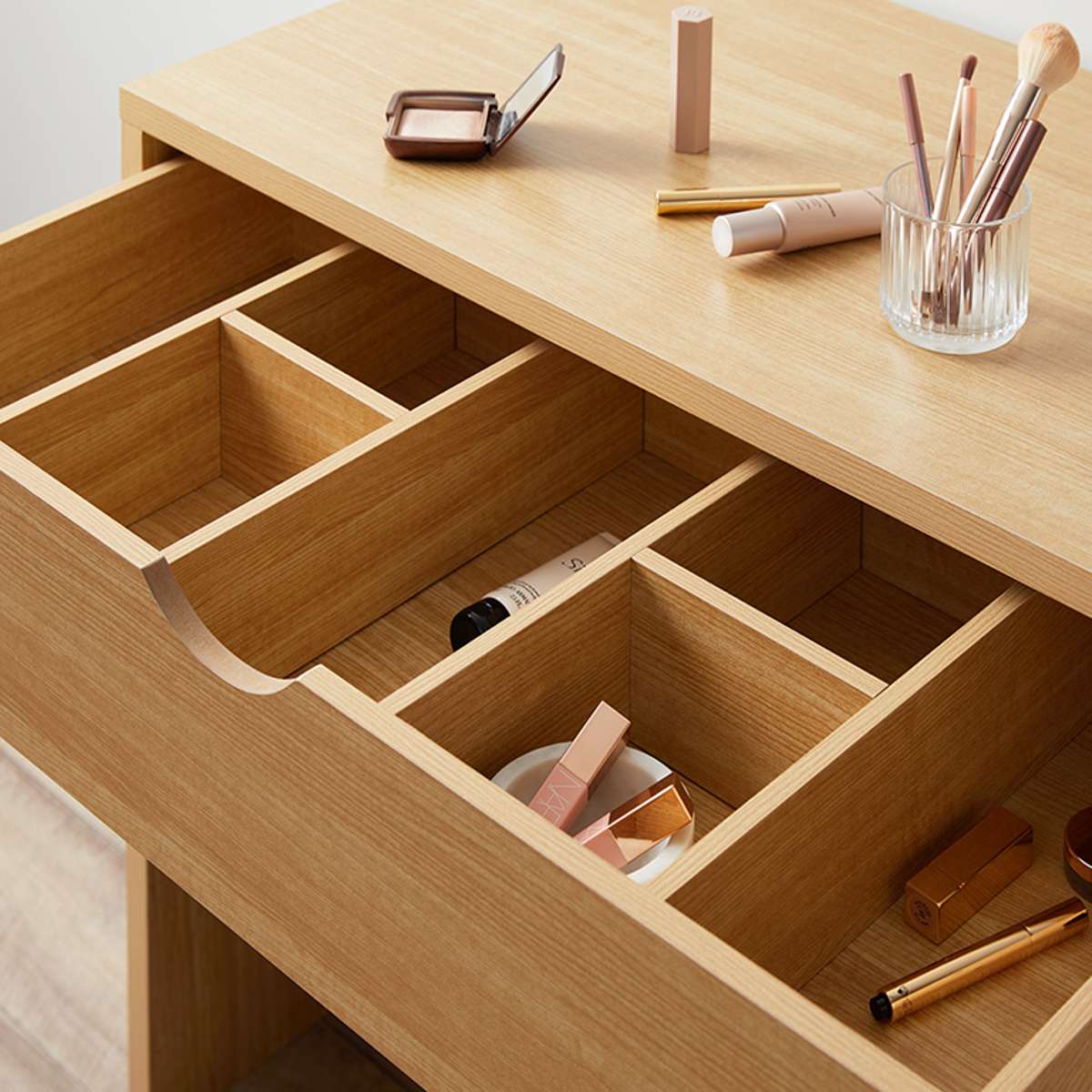 Make-Up Table - Natural